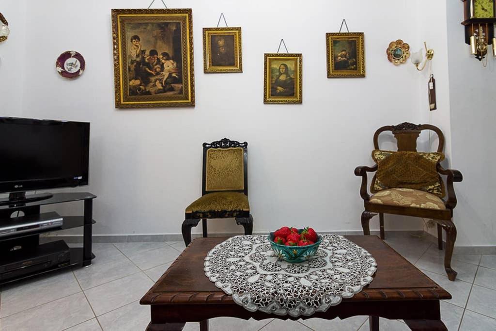 Vintage Style Apartment With Beautiful Backyard Ateny Zewnętrze zdjęcie