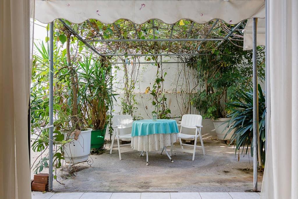 Vintage Style Apartment With Beautiful Backyard Ateny Zewnętrze zdjęcie