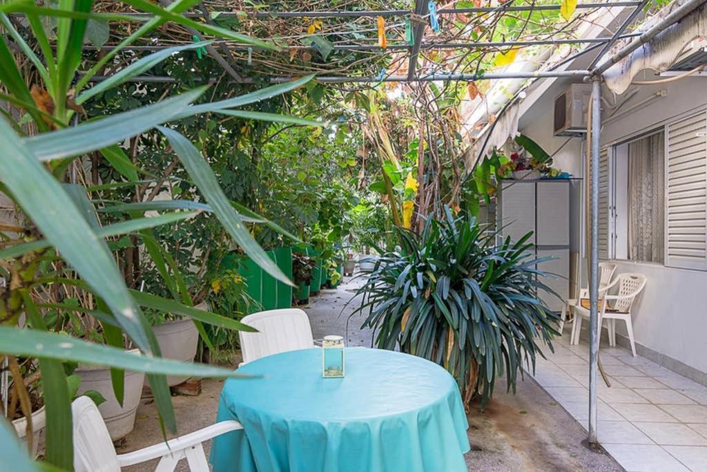 Vintage Style Apartment With Beautiful Backyard Ateny Zewnętrze zdjęcie